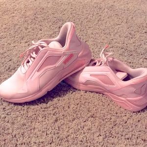 Pumas/never worn/unique